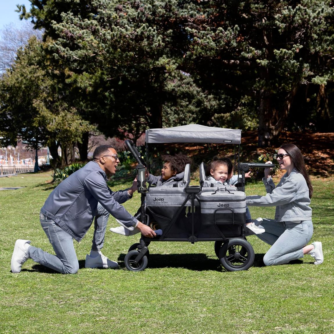 Premium 4-wheel stroller with adjustable push/pull handle, removable canopy and flat folding function, convertible seat