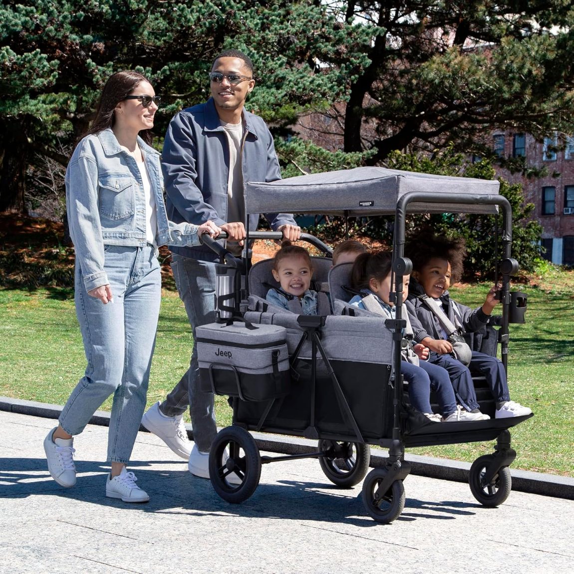 Premium 4-wheel stroller with adjustable push/pull handle, removable canopy and flat folding function, convertible seat