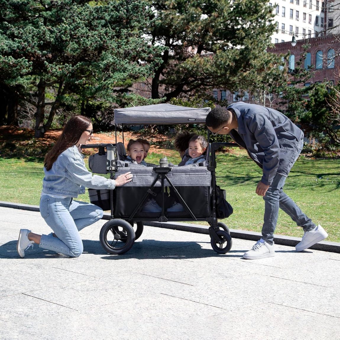 Premium 4-wheel stroller with adjustable push/pull handle, removable canopy and flat folding function, convertible seat